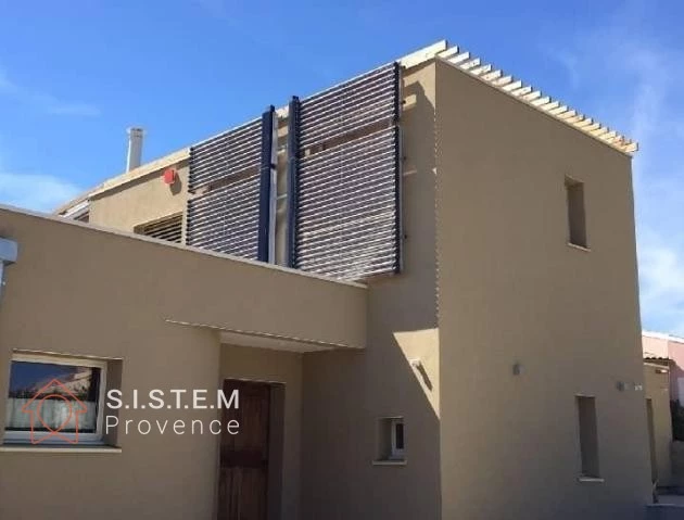Installation d'un système de chauffage Viessmann combiné à une pompe chaleur couplée à des panneaux solaires pour la construction de cette maison neuve à Forcalquier